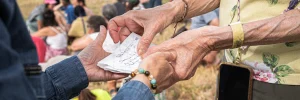 Une petite lettre est transmise de main à main.